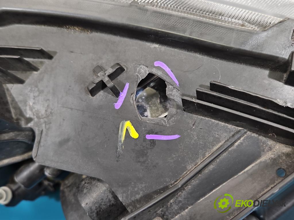 Peugeot 2008 I 2013-2019 1.2 12V 131 HP manual 96 kW 1199 cm3 5- Reflektor: ľavý 9825313980 (Kľučka dverí ostatné)