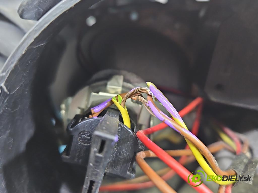 Vw Passat B6 2005-2010 2.0 FSI 150 HP manual 110 kW 1984 cm3 4- Reflektor: ľavý 3C0941005J (Kľučka dverí ostatné)