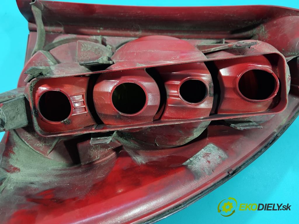 Peugeot 307 2.0 hdi 109 HP manual 80 kW 1997 cm3 5- svetlo / reflektor zadné ľavé  (Kľučka dverí ostatné)