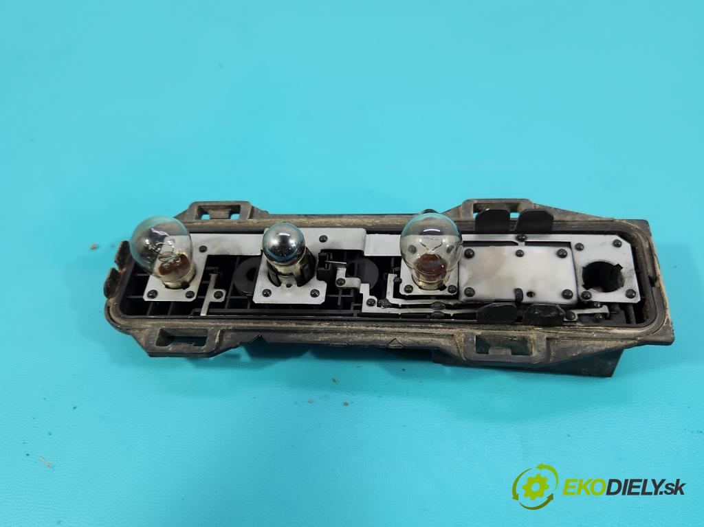 Peugeot 307 2.0 hdi 109 HP manual 80 kW 1997 cm3 5- svetlo / reflektor zadné ľavé  (Kľučka dverí ostatné)