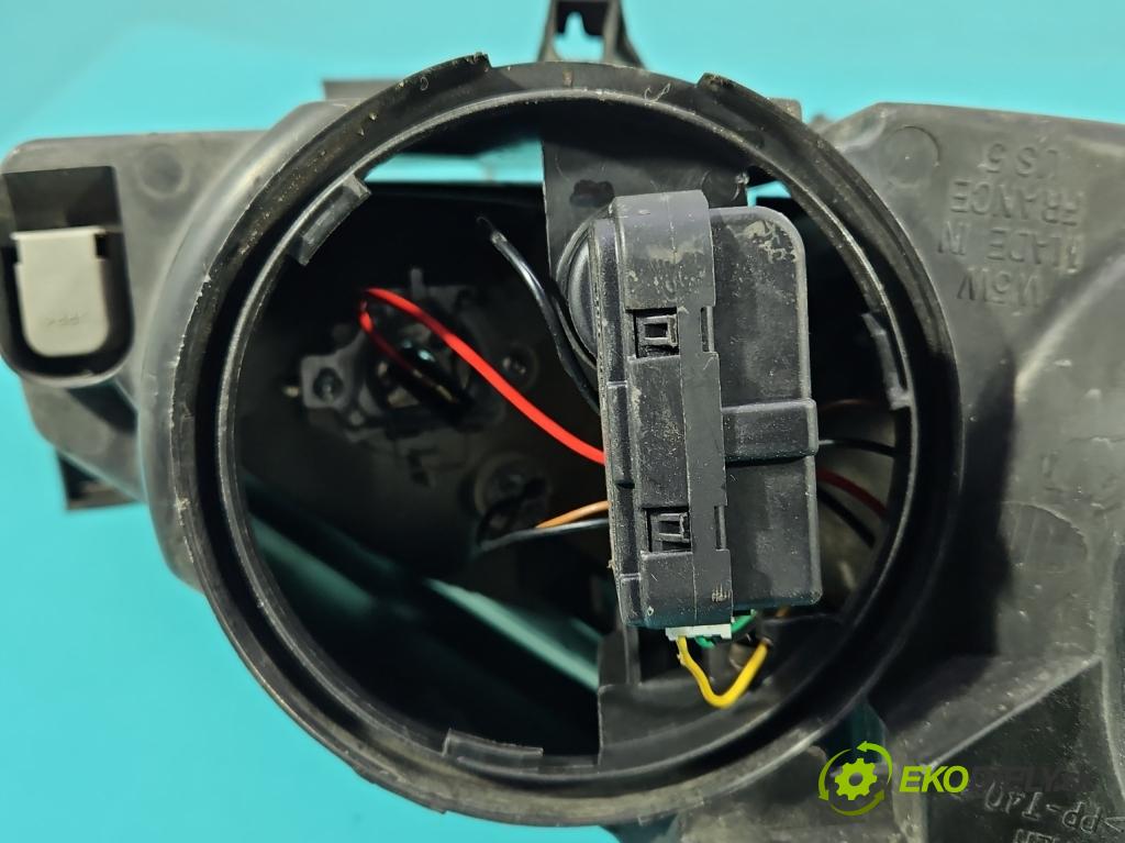 Peugeot 307 2.0 hdi 109 HP manual 80 kW 1997 cm3 5- Reflektor: ľavý (Kľučka dverí ostatné)