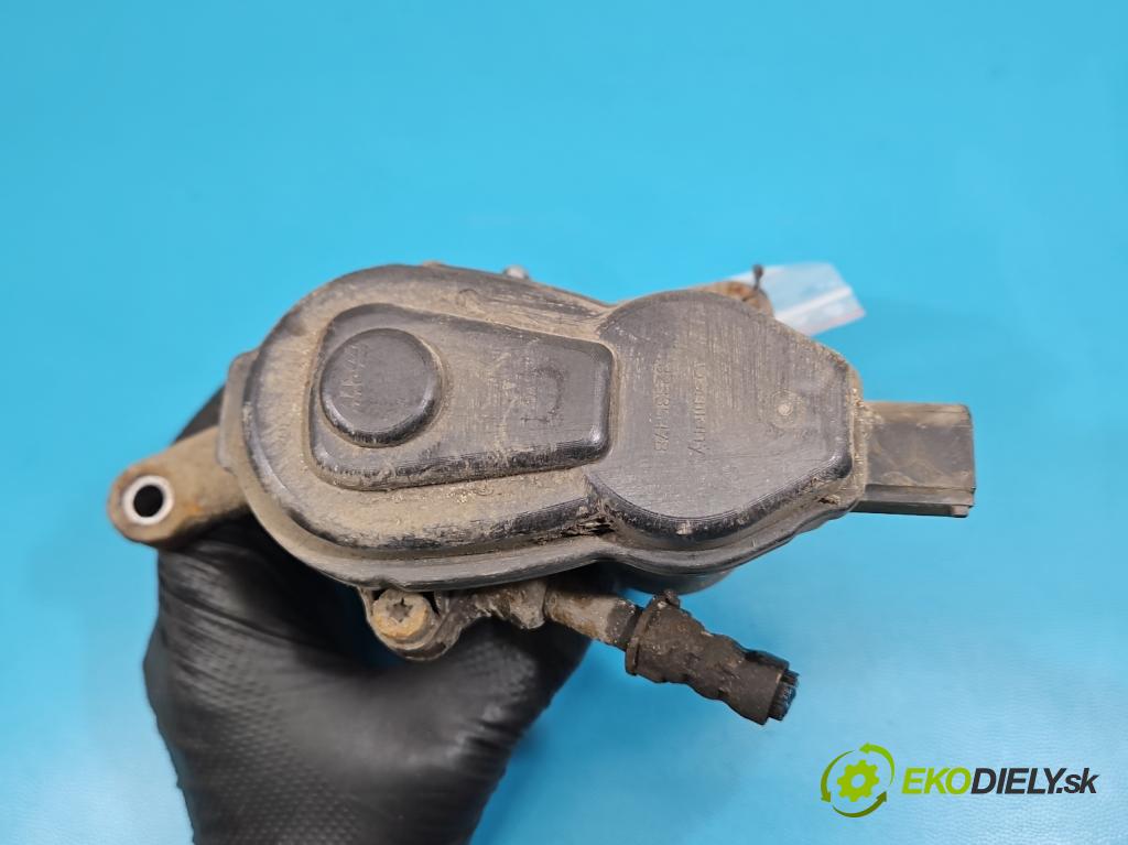 Audi A4 B8 2007-2015 2.0 tdi 136hp manual 100 kW 1968 cm3 4- brzdič zadní pravý  (Klika dveří ostatní)