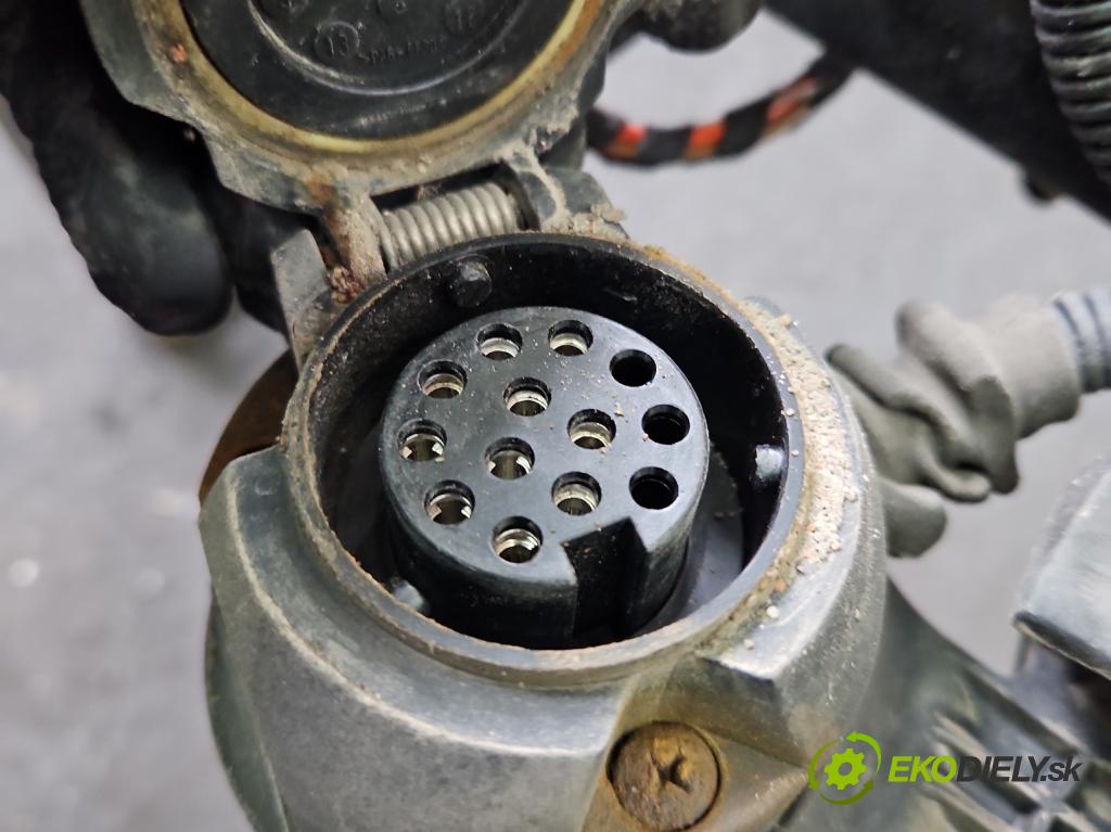 Audi A4 B8 2007-2015 2.0 tdi 136 HP manual 100 kW 1968 cm3 4- Hák: vlečení: 8T0800491D (Ťažné zariadenie)