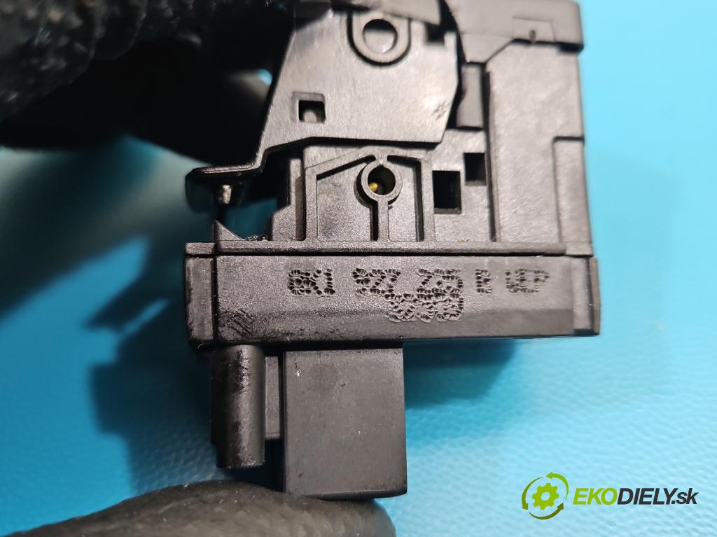 Audi A4 B8 2007-2015 2.0 tdi 136 HP manual 100 kW 1968 cm3 4- prepínač brzda: ručný 8K1927225B (Prepínacie páčky pod volantom)