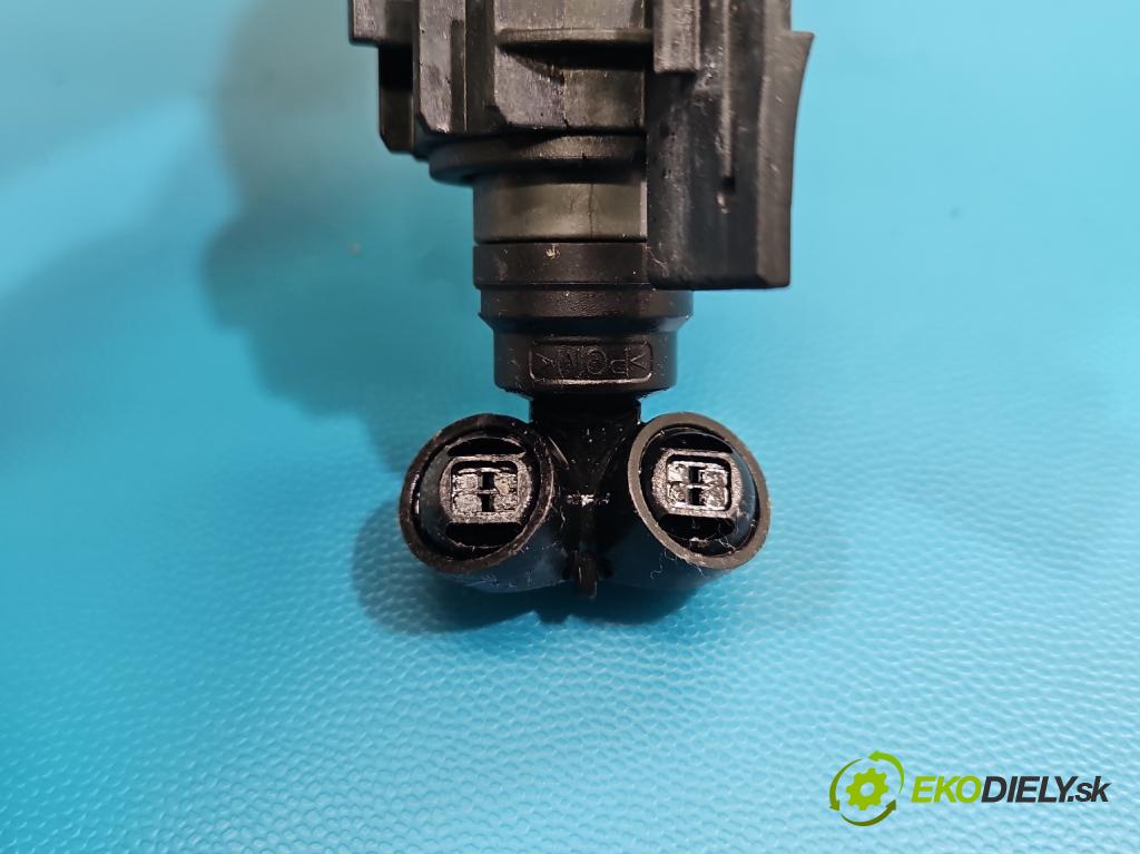 Audi A4 B8 2007-2015 2.0 tdi 136 HP manual 100 kW 1968 cm3 4- ostrekovač reflektor: pravý 8K0955102B