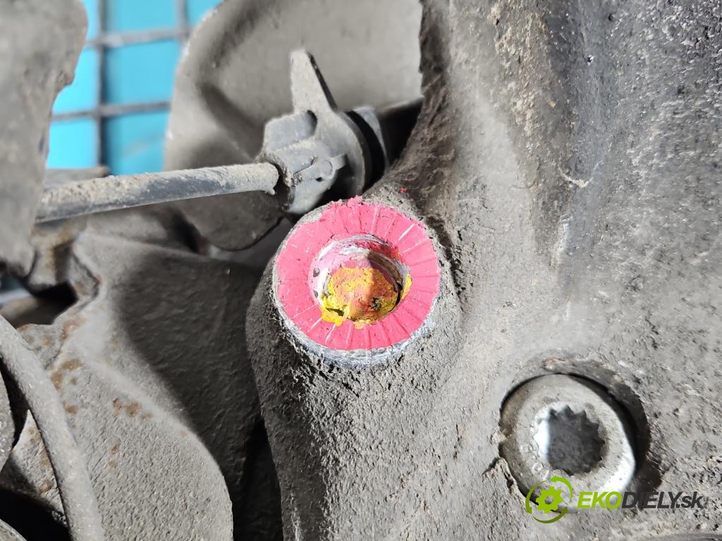 Audi A4 B8 2007-2015 2.0 tdi 136hp manual 100 kW 1968 cm3 4- náboj levé  (Náboj kola)