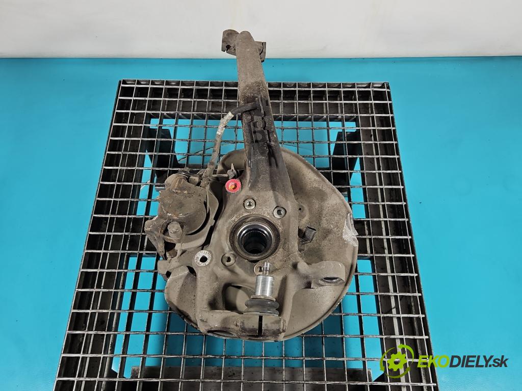 Audi A4 B8 2007-2015 2.0 tdi 136hp manual 100 kW 1968 cm3 4- náboj levé  (Náboj kola)