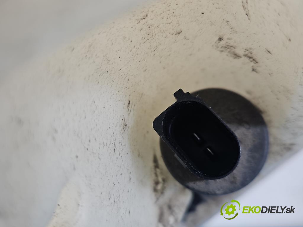 Audi A4 B8 2007-2015 2.0 tdi 136 HP manual 100 kW 1968 cm3 4- nádržka tekutina: ostrekovačov 8Y0955453C