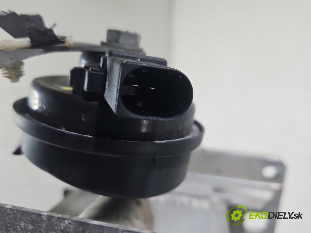 Audi A4 B8 2007-2015 2.0 tdi 136 HP manual 100 kW 1968 cm3 4- výstuha nárazník predné 8K0807134C