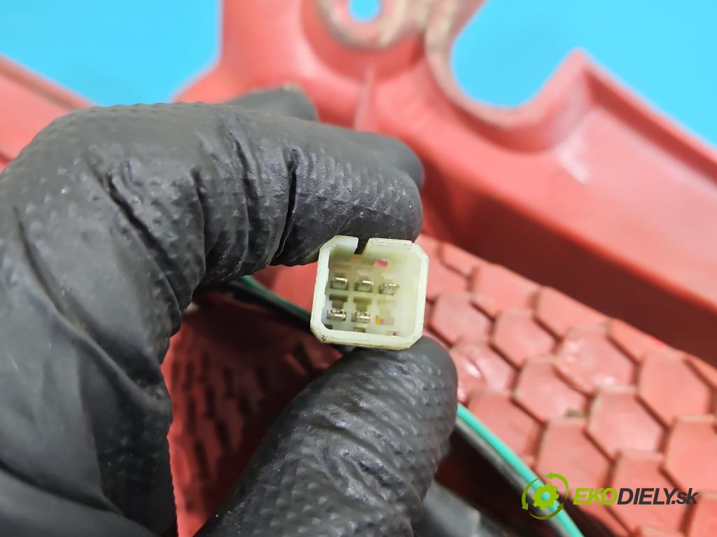 Suzuki Swift Mk6 2005-2010 1.3 16V 92 HP manual 68 kW 1328 cm3 5- svetlo / reflektor zadné pravé  (Kľučka dverí ostatné)