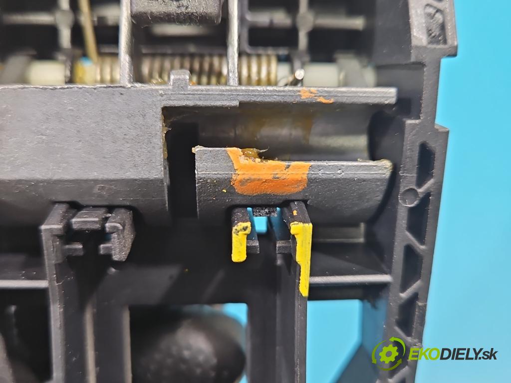 Skoda Kamiq 1.0 TSI 116 HP automatic 85 kW 999 cm3 5- rukoväť predné ľavé mimo:  (Kľučka dverí vonkajšia predná ľavá)