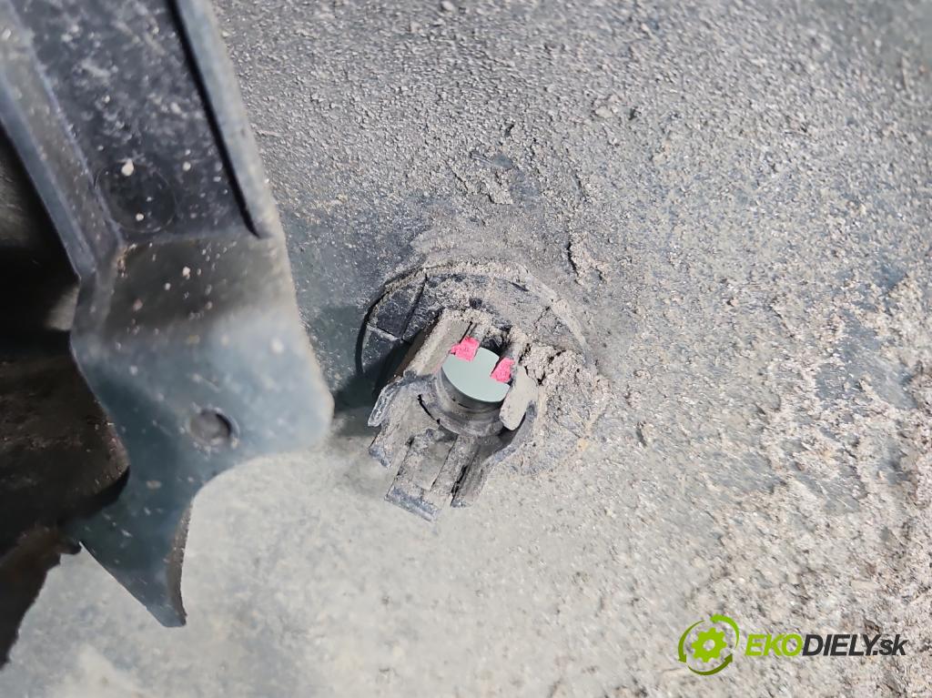 Audi A4 B8 2007-2015 2.0 tdi 136hp manual 100 kW 1968 cm3 4- nárazník zadní  (Klika dveří ostatní)