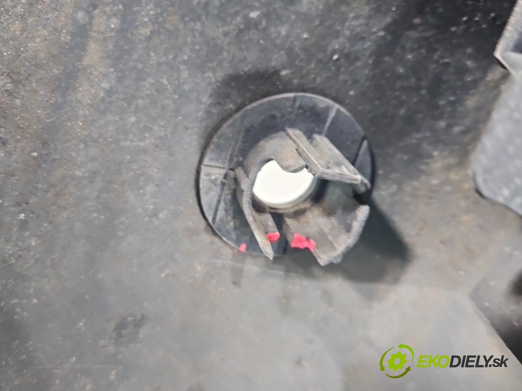 Audi A4 B8 2007-2015 2.0 tdi 136hp manual 100 kW 1968 cm3 4- nárazník zadní  (Klika dveří ostatní)