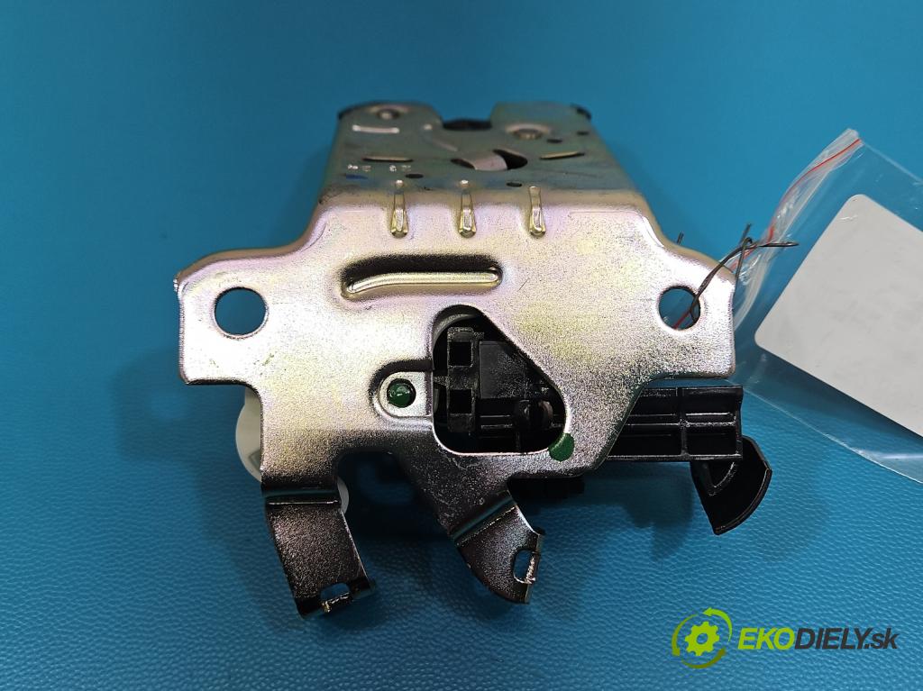 Skoda Kamiq 1.0 TSI 116 HP automatic 85 kW 999 cm3 5- zámok kufrové dvere zadné 5F0827505