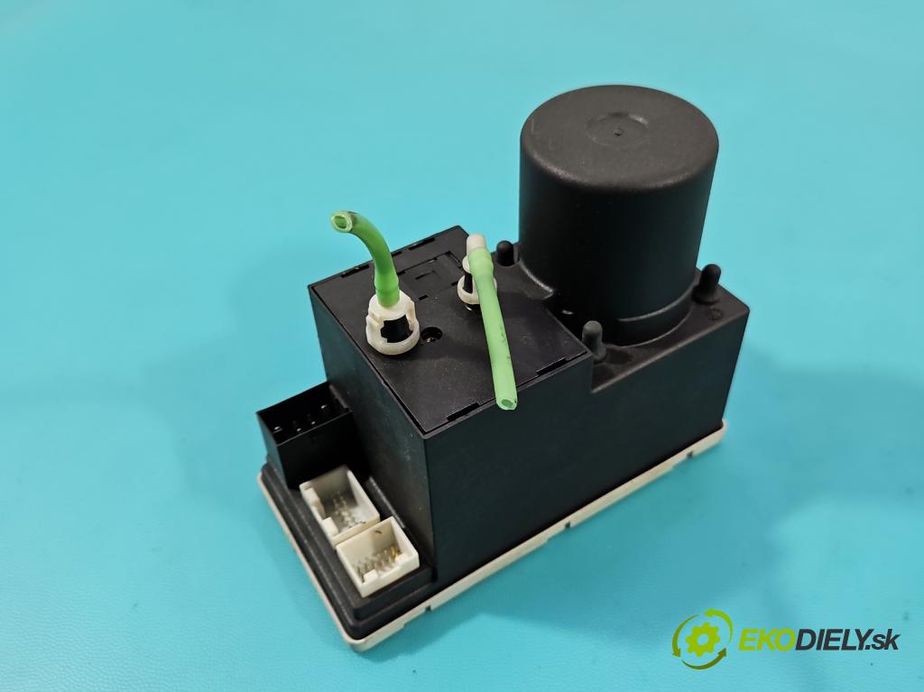 Audi A8 D2 1994-2002 3.7 V8 230 hp automatic 169 kW 3697 cm3 4- Centrálni: zámek: 8L0862257