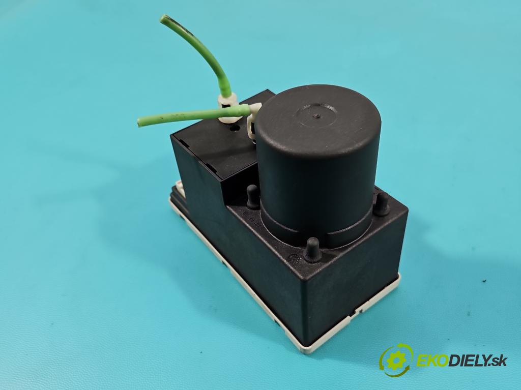 Audi A8 D2 1994-2002 3.7 V8 230 hp automatic 169 kW 3697 cm3 4- Centrálni: zámek: 8L0862257