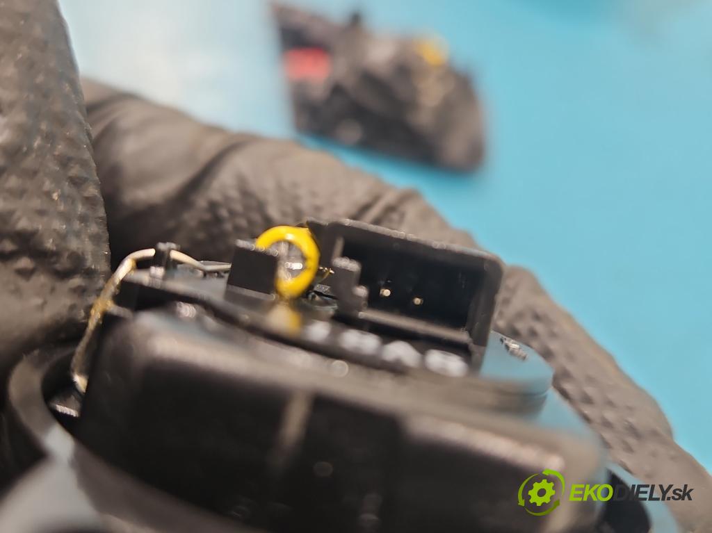 Peugeot 2008 I 2013-2019 1.2 12V 131 HP manual 96 kW 1199 cm3 5- reproduktory komplet 9809320280