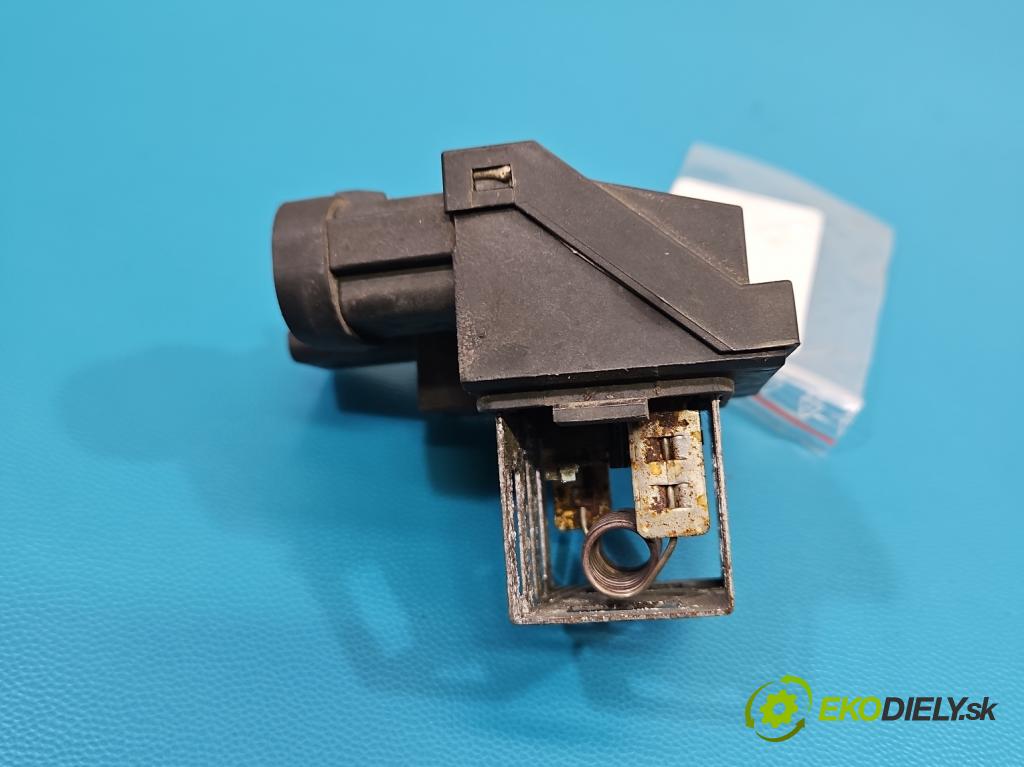 Peugeot 2008 I 2013-2019 1.2 12V 131 HP manual 96 kW 1199 cm3 5- Relé: ventilátoru 9827870080