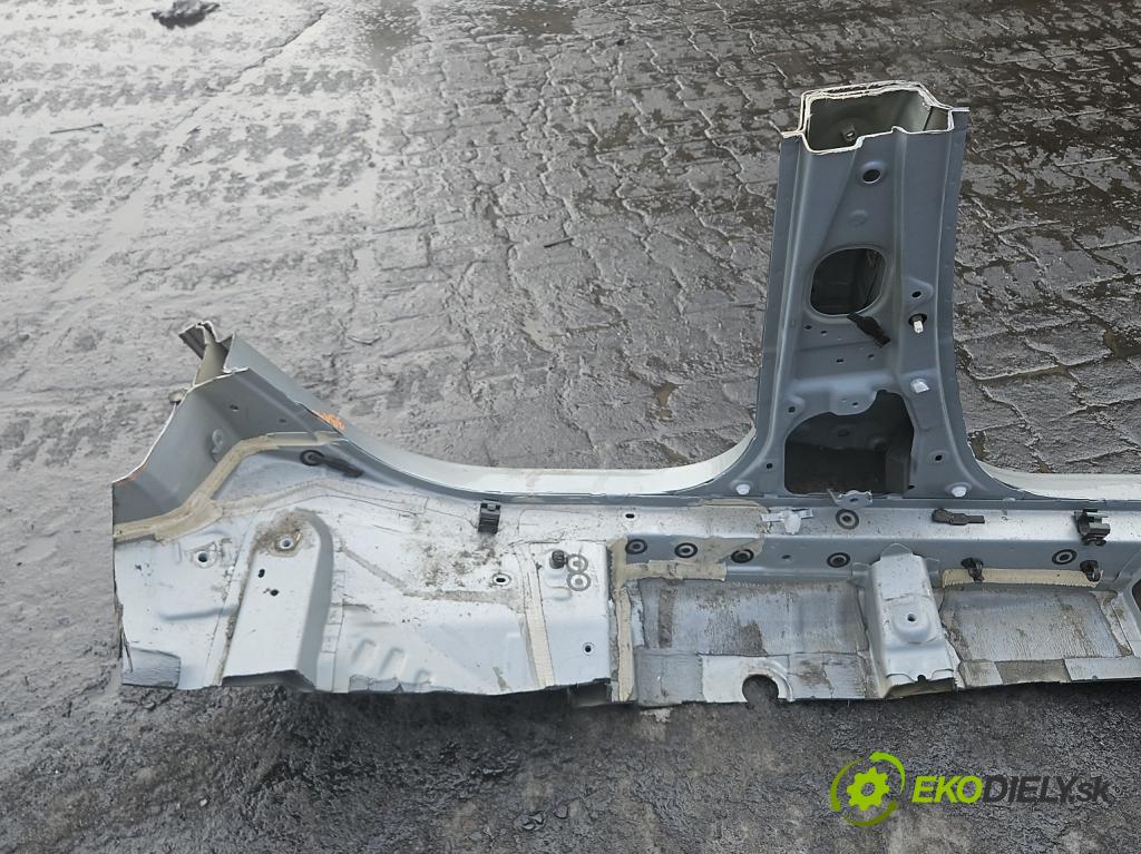 Toyota Auris II 2012-2018 1.8 hybrid 99 hp automatic 73 kW 1798 cm3 5- práh levý  (Karoserie ostatní)