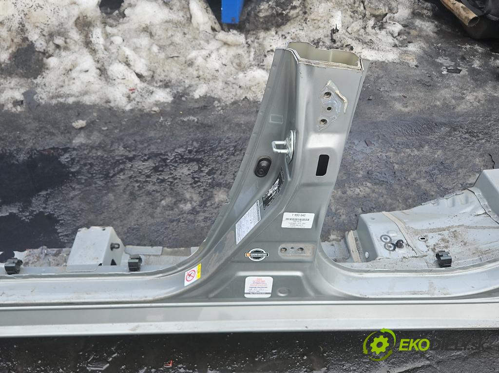 Toyota Auris II 2012-2018 1.8 hybrid 99 hp automatic 73 kW 1798 cm3 5- práh levý  (Karoserie ostatní)