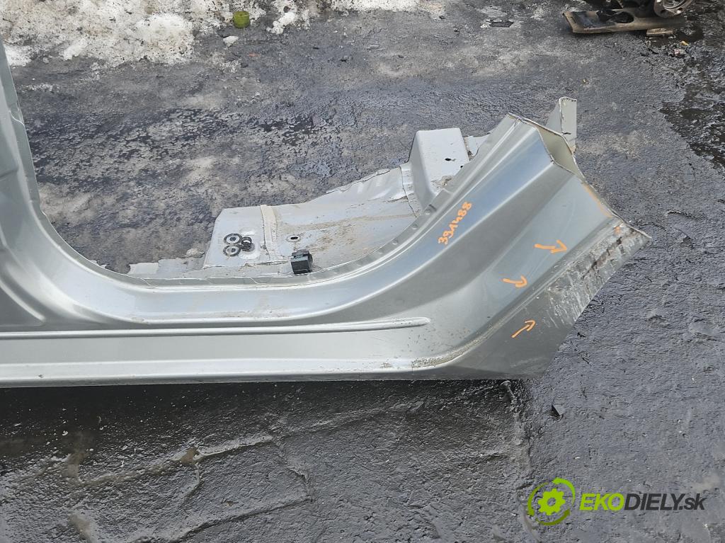 Toyota Auris II 2012-2018 1.8 hybrid 99 hp automatic 73 kW 1798 cm3 5- práh levý  (Karoserie ostatní)