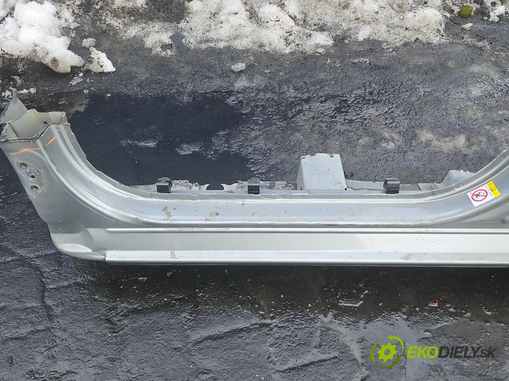 Toyota Auris II 2012-2018 1.8 hybrid 99 hp automatic 73 kW 1798 cm3 5- práh levý  (Karoserie ostatní)