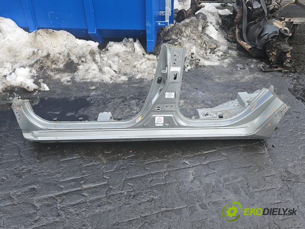 Toyota Auris II 2012-2018 1.8 hybrid 99 hp automatic 73 kW 1798 cm3 5- práh levý  (Karoserie ostatní)