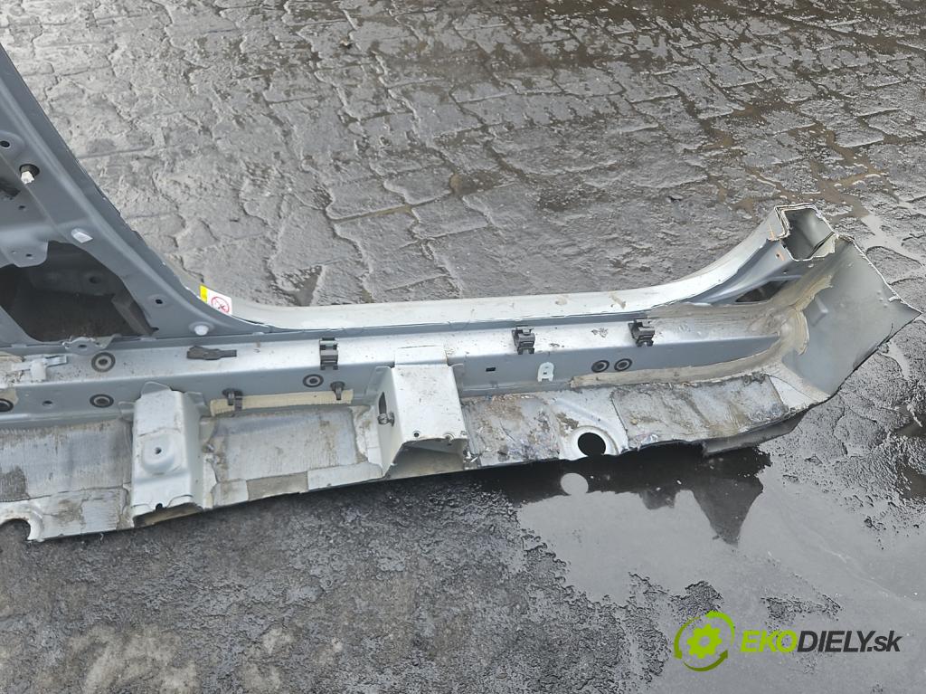 Toyota Auris II 2012-2018 1.8 hybrid 99 hp automatic 73 kW 1798 cm3 5- práh levý  (Karoserie ostatní)