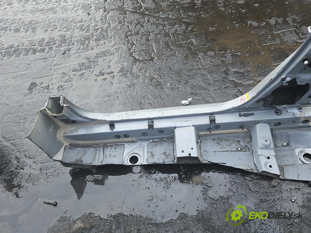 Toyota Auris II 2012-2018 1.8 hybrid 99 hp automatic 73 kW 1798 cm3 5- práh pravý  (Karoserie ostatní)