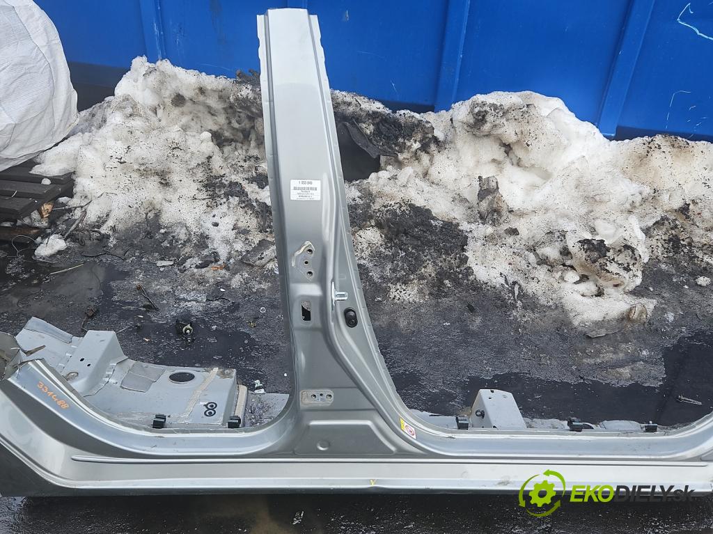 Toyota Auris II 2012-2018 1.8 hybrid 99 hp automatic 73 kW 1798 cm3 5- práh pravý  (Karoserie ostatní)