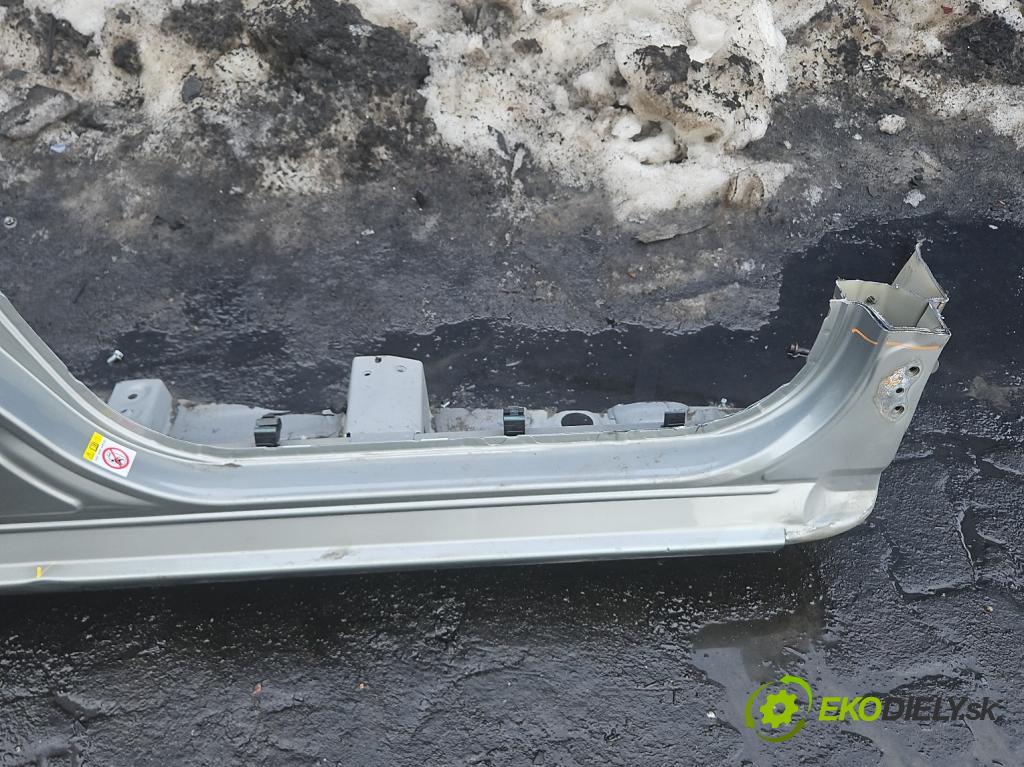 Toyota Auris II 2012-2018 1.8 hybrid 99 hp automatic 73 kW 1798 cm3 5- práh pravý  (Karoserie ostatní)