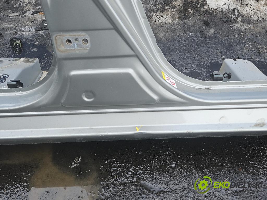 Toyota Auris II 2012-2018 1.8 hybrid 99 hp automatic 73 kW 1798 cm3 5- práh pravý  (Karoserie ostatní)