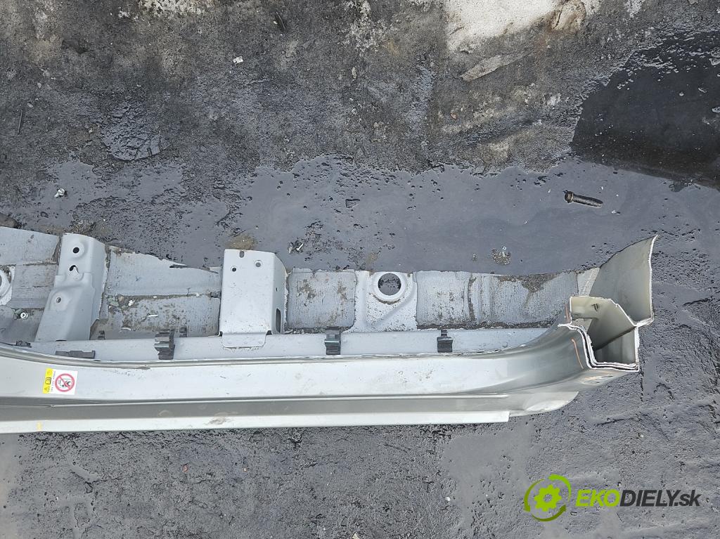 Toyota Auris II 2012-2018 1.8 hybrid 99 hp automatic 73 kW 1798 cm3 5- práh pravý  (Karoserie ostatní)