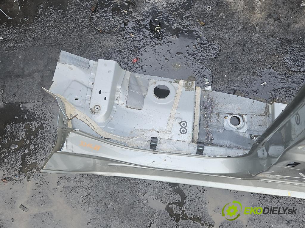 Toyota Auris II 2012-2018 1.8 hybrid 99 hp automatic 73 kW 1798 cm3 5- práh pravý  (Karoserie ostatní)