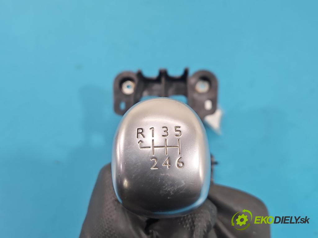 Peugeot 2008 I 2013-2019 1.2 12V 131 HP manual 96 kW 1199 cm3 5- Páka: Změny: stupeň,rýchlosť 9811778780 (Rýchlostná páka (kulisa))