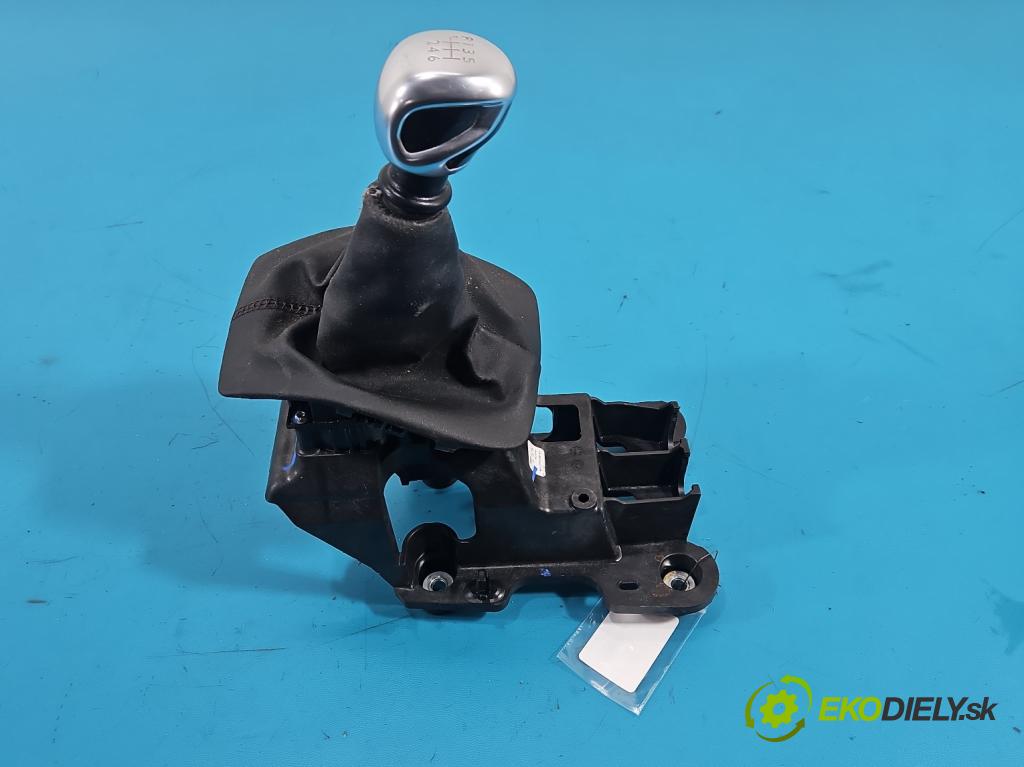 Peugeot 2008 I 2013-2019 1.2 12V 131 HP manual 96 kW 1199 cm3 5- Páka: Změny: stupeň,rýchlosť 9811778780 (Rýchlostná páka (kulisa))