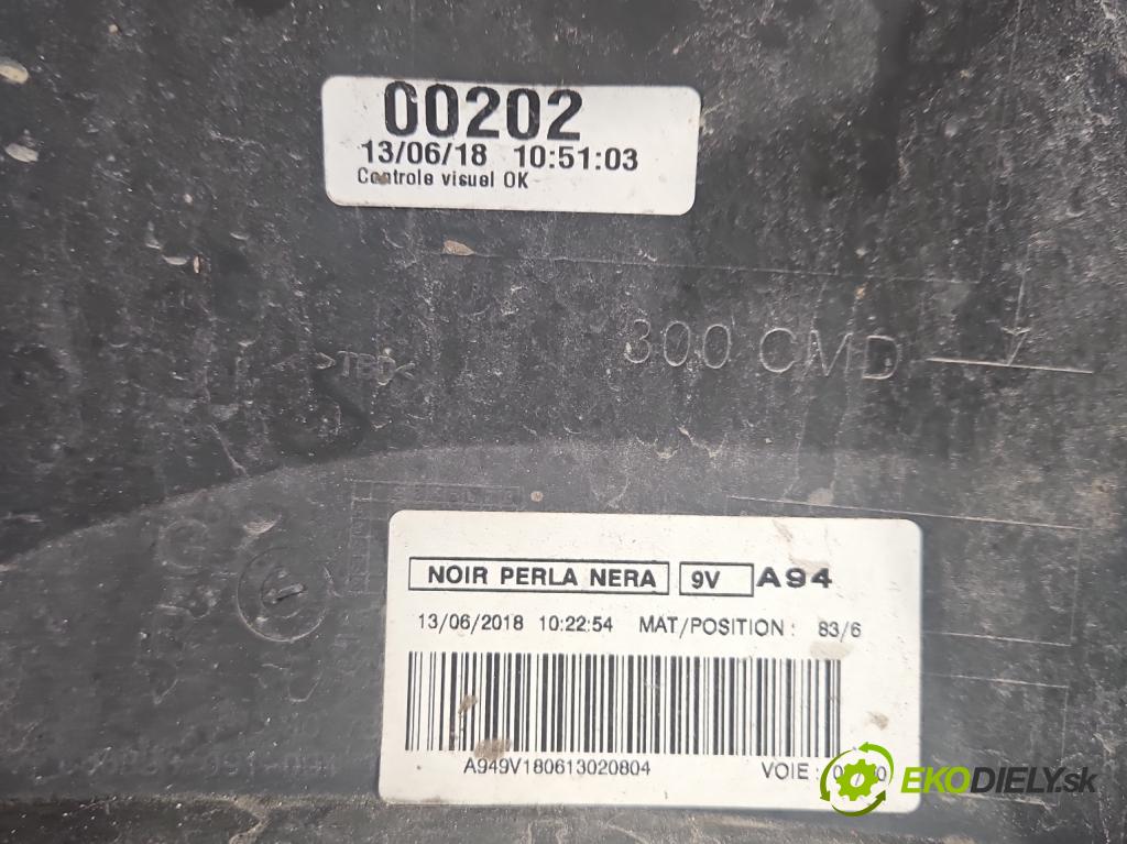 Peugeot 2008 I 2013-2019 1.2 12V 131 hp manual 96 kW 1199 cm3 5- nárazník zadní  (Klika dveří ostatní)