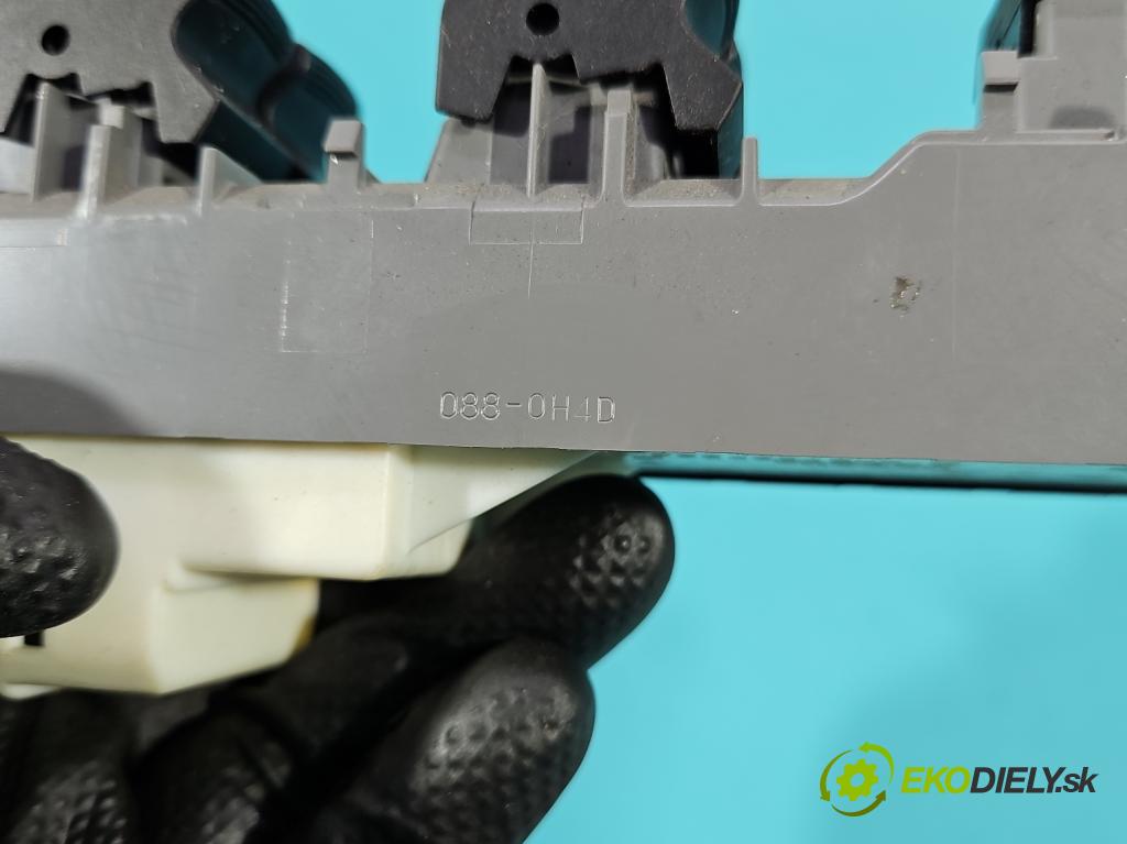 Toyota Auris II 2012-2018 1.8 hybrid 99 HP automatic 73 kW 1798 cm3 5- prepínač okien spätných zrkadiel