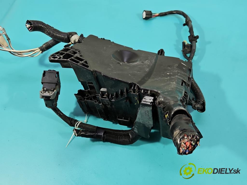 Toyota Auris II 2012-2018 1.8 hybrid 99 hp automatic 73 kW 1798 cm3 5- skříňka pojistková  (Pojistková skříňka)