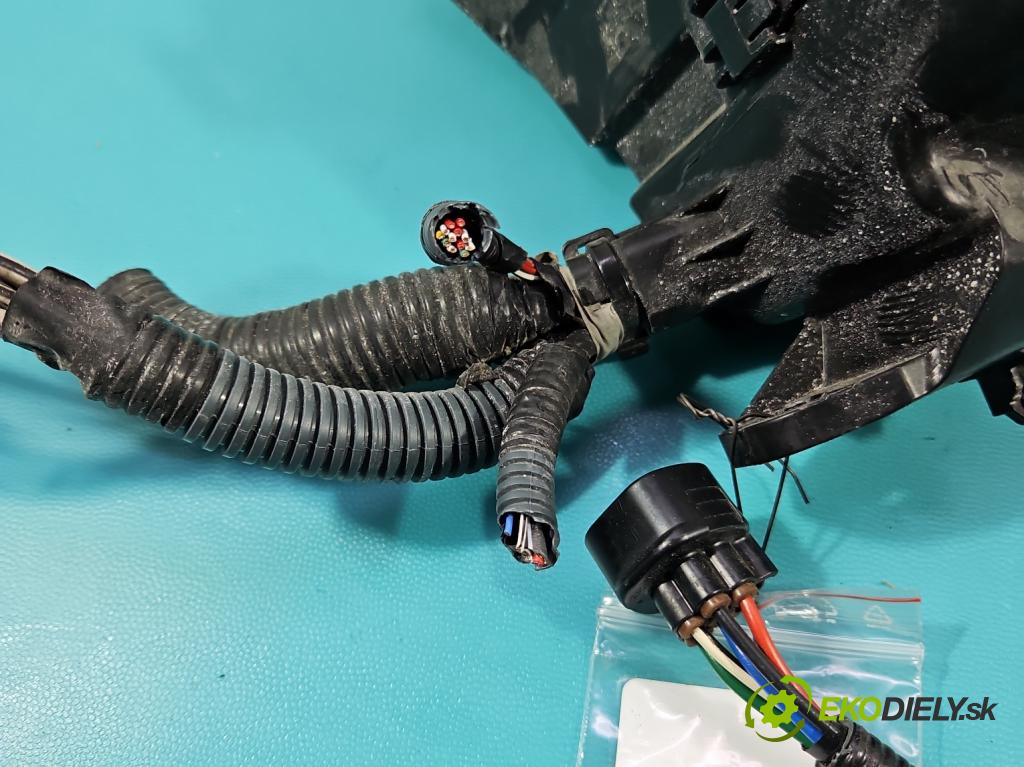 Toyota Auris II 2012-2018 1.8 hybrid 99 hp automatic 73 kW 1798 cm3 5- skříňka pojistková  (Pojistková skříňka)