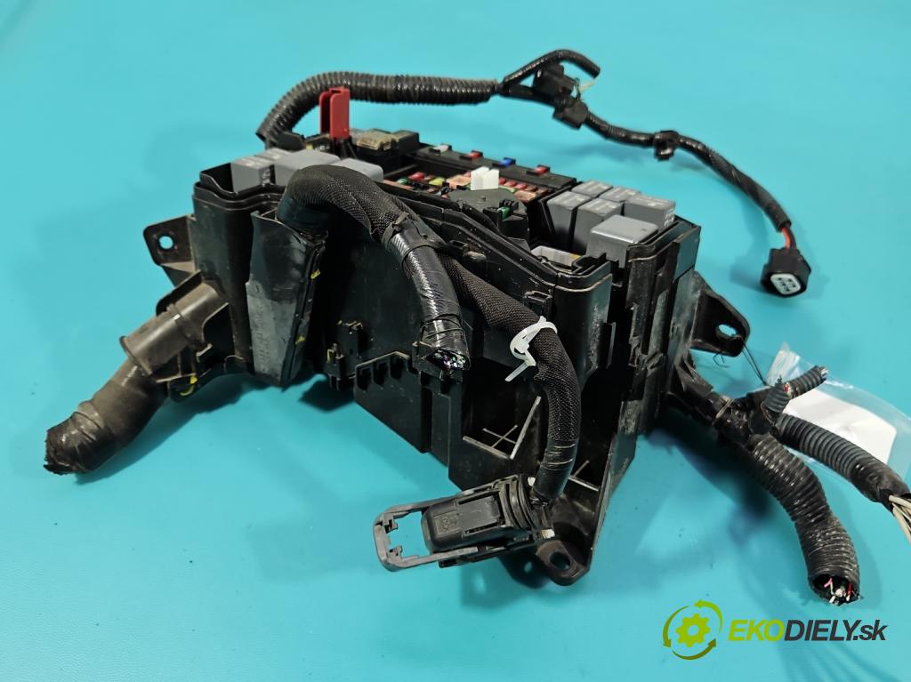 Toyota Auris II 2012-2018 1.8 hybrid 99 hp automatic 73 kW 1798 cm3 5- skříňka pojistková  (Pojistková skříňka)