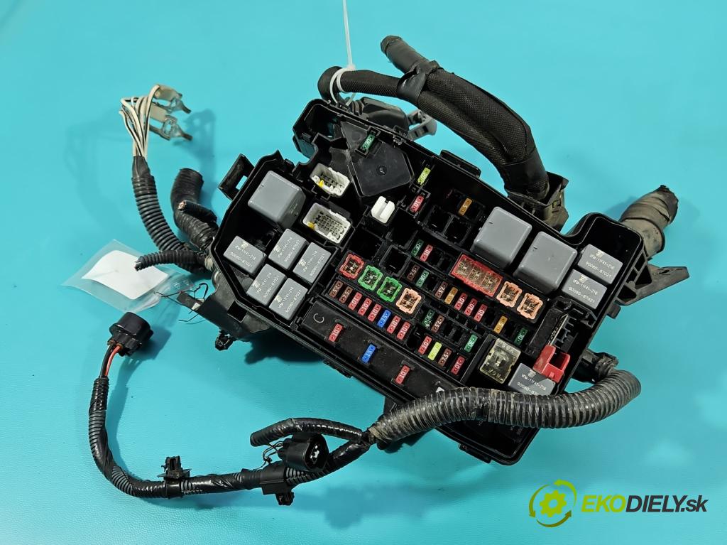 Toyota Auris II 2012-2018 1.8 hybrid 99 HP automatic 73 kW 1798 cm3 5- skrinka poistka  (Poistková skrinka)