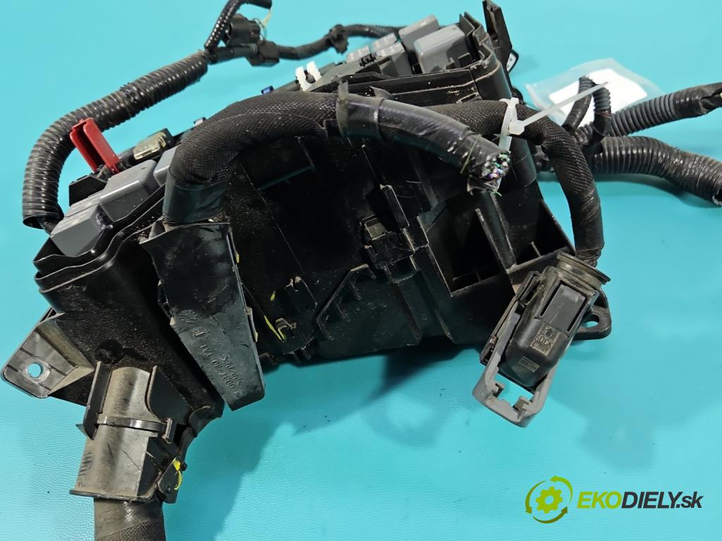 Toyota Auris II 2012-2018 1.8 hybrid 99 hp automatic 73 kW 1798 cm3 5- skříňka pojistková  (Pojistková skříňka)