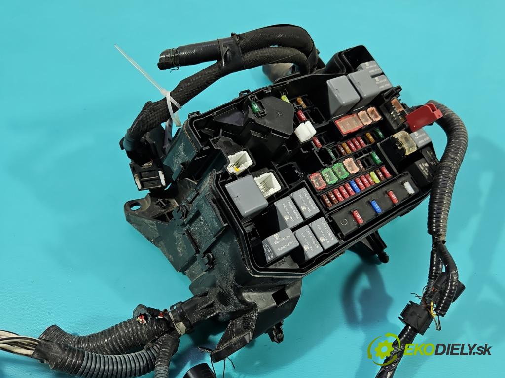 Toyota Auris II 2012-2018 1.8 hybrid 99 hp automatic 73 kW 1798 cm3 5- skříňka pojistková  (Pojistková skříňka)