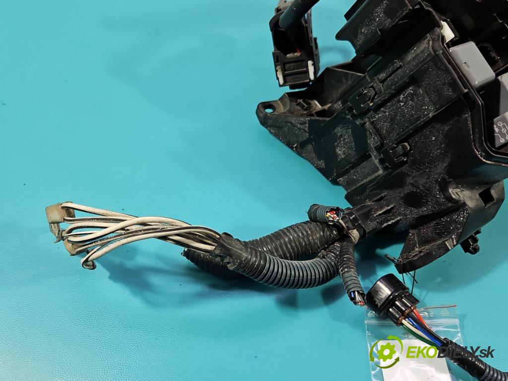 Toyota Auris II 2012-2018 1.8 hybrid 99 hp automatic 73 kW 1798 cm3 5- skříňka pojistková  (Pojistková skříňka)