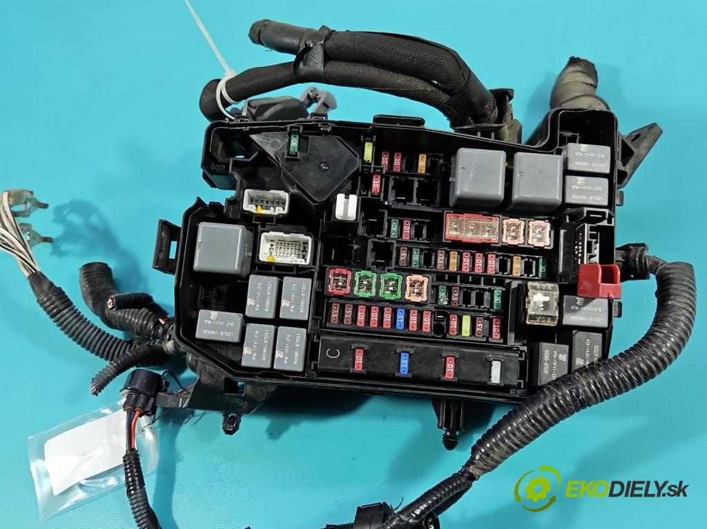 Toyota Auris II 2012-2018 1.8 hybrid 99 hp automatic 73 kW 1798 cm3 5- skříňka pojistková  (Pojistková skříňka)