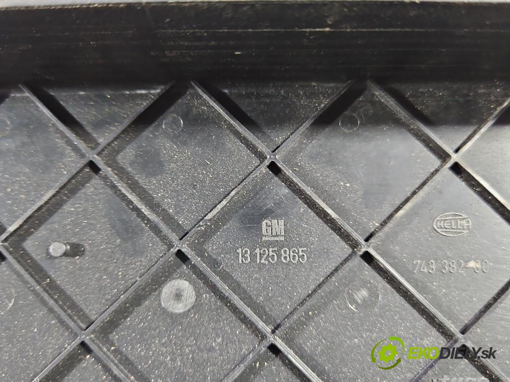 Opel Astra III 2004-2014 1.6 16V 105 hp manual 77 kW 1598 cm3 3- skříňka pojistková 13206751 (Pojistková skříňka)