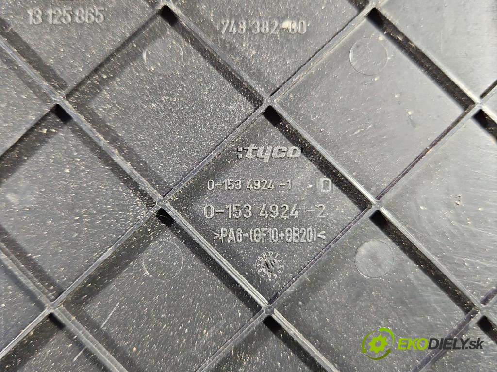 Opel Astra III 2004-2014 1.6 16V 105 hp manual 77 kW 1598 cm3 3- skříňka pojistková 13206751 (Pojistková skříňka)