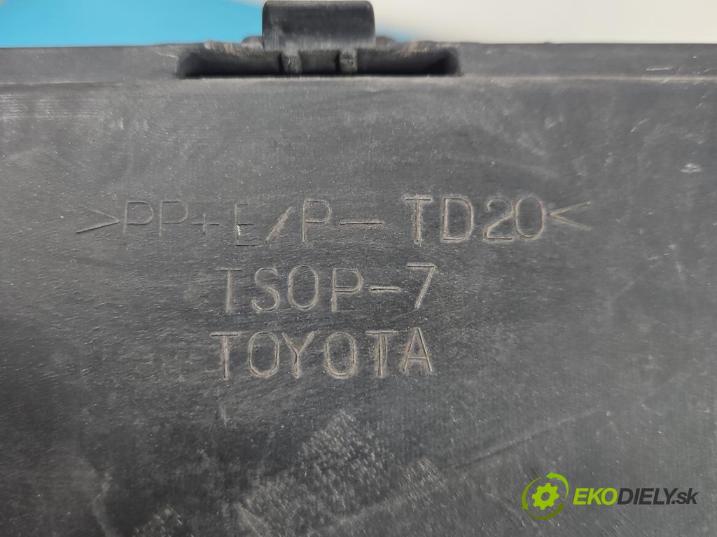 Toyota Auris II 2012-2018 1.8 hybrid 99 HP automatic 73 kW 1798 cm3 5- nárazník zadné  (Kľučka dverí ostatné)