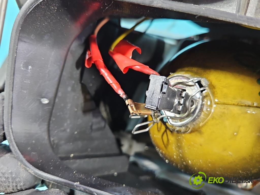 Audi A6 C5 1997-2004 1.9 tdi 110 HP manual 81 kW 1896 cm3 4- Reflektor: pravý  (Svetlo predné pravé)